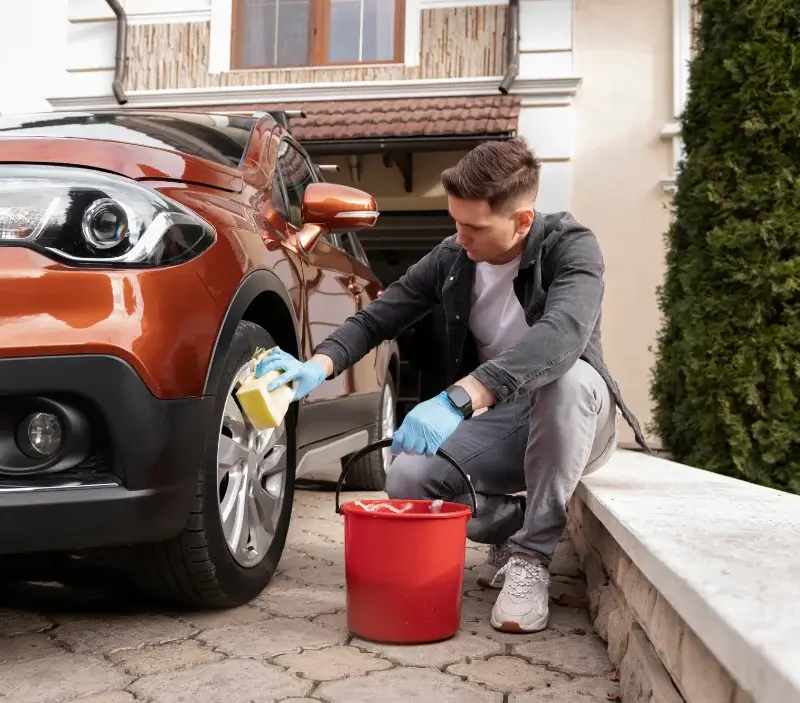 Lavage auto à domicile Louvetot : professionnel intervenant sur un véhicule